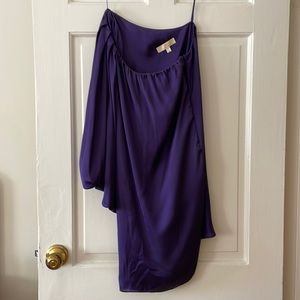 Mini one shoulder dress in purple.